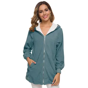 Détail d'une veste à capuche en polaire duveteuse bleu sarcelle pour femme avec zip