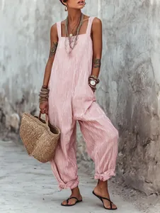Détail d'une combinaison sans manches à rayures roses de style bohème chic