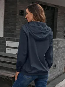 Rückansicht einer dunkelblauen wasserdichten Windjacke mit Kapuze für Outdoor-Sport.