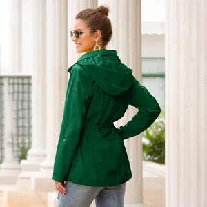Detailansicht der grünen Outdoor-Regenjacke mit Kapuze und Kordelzug in der Taille