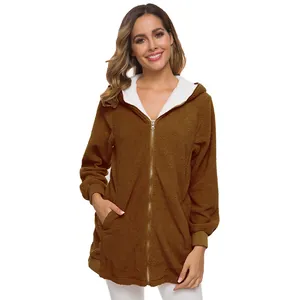 Gros plan d'une veste à capuche en polaire sherpa marron douillette avec doublure