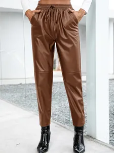 Pantalon en cuir PU marron taille haute pour femme avec cordon de serrage et poches.