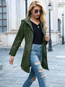 Elegante impermeabile verde oliva con cappuccio e coulisse indossato da una modella