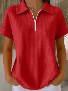 Détail de la texture gaufre rouge sur un polo à manches courtes avec fermeture