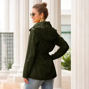 Rückansicht einer dunkelgrünen Damen-Regenjacke mit Kapuze und verstellbarem Taillenzug.