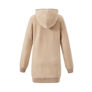 Vue arrière détaillée d'une veste à capuche en sherpa beige et polaire chaude.