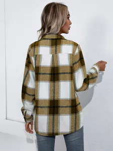Vista trasera detallada de la chaqueta de camisa a cuadros amarilla oversize para mujer en franela