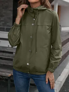 Detailansicht einer olivgrünen Damen-Windjacke mit Kapuze und Druckknopfleiste