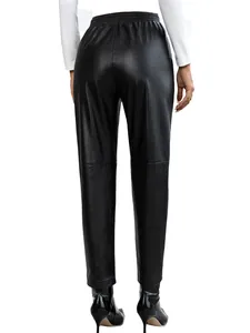Détail de la vue arrière du pantalon ample en similicuir noir avec taille élastique