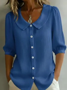 Detailansicht der blauen Leinenbluse für Damen mit Bubikragen und weißen Knöpfen