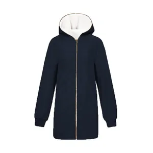 Vue détaillée de la doublure en polaire blanche à l'intérieur de la veste bleue