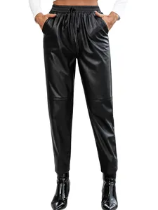 Vue de face d'un pantalon noir en similicuir PU avec cordon de serrage élastique