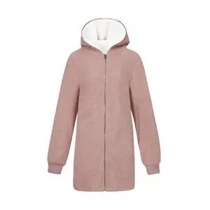Détail d'une veste à capuche en polaire rose avec fermeture éclair et doublure blanche.