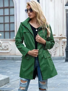 Giacca antipioggia verde da donna con cappuccio e coulisse regolabile in vita elegante