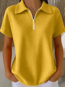 Vue détaillée d'un polo en tricot gaufré jaune avec une fermeture éclair fonctionnelle