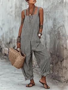 Vue détaillée d'une combinaison rayée sans manches pour femme au style bohème chic.