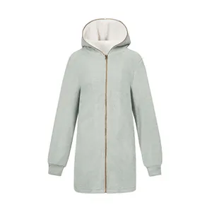 Vue détaillée de face d'une veste en polaire sherpa vert clair avec capuche et zip