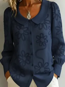 Detailansicht der dunkelblauen Bluse mit floraler Stickerei und Peter-Pan-Kragen