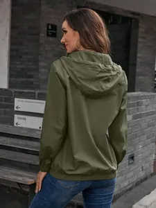 Detaillierte Rückansicht der olivgrünen Outdoor-Windjacke mit Kapuze für Damen