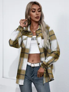Detalle de la sobrecamisa de cuadros amarillos para mujer con estilo de otoño
