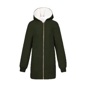 Vue de face d'une veste en polaire sherpa à capuche olive pour femme avec doublure blanche