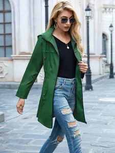 Dettaglio della giacca impermeabile verde da donna con cappuccio e coulisse