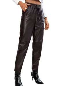 Vue détaillée du pantalon ample en similicuir pour femme avec taille élastique à cordon.