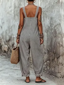 Détail du dos d'une combinaison femme sans manches à rayures noires et blanches et jambes larges