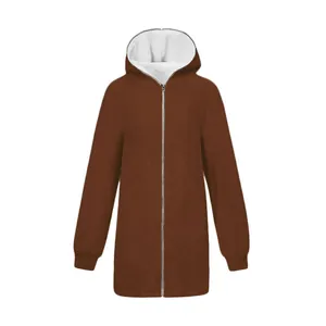Vue de face du manteau en polaire sherpa marron à capuche pour femme avec doublure
