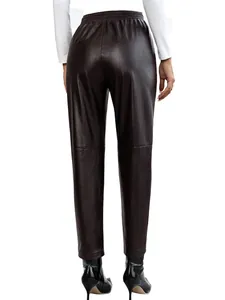 Vue arrière de pantalon en similicuir PU marron foncé avec taille élastique brillante.