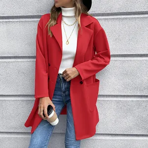 Lange rote Damen-Strickjacke mit zweireihigem Verschluss für Herbst und Winter Mode Look