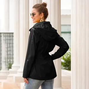 Detail der schwarzen Damen-Regenjacke mit Kapuze und Kordelzug für Outdoor.