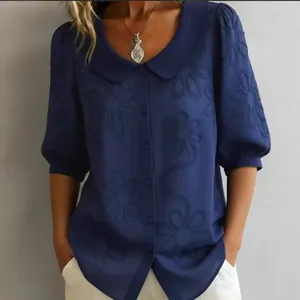 Chemisier bleu vintage avec broderie florale, col Claudine et manches bouffantes