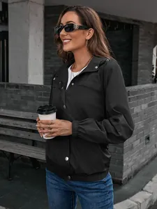 Detailansicht einer schwarzen Damen-Kapuzenwindjacke mit elastischen Bündchen für Sport.