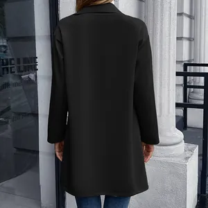 Rückansicht eines schicken schwarzen mittellangen Strickblazers für Damen im Herbst