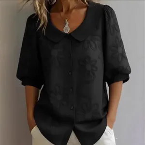 Chemisier noir vintage à manches courtes avec broderie florale