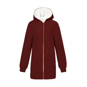Vue de face d'une veste polaire bordeaux à capuche pour femme avec doublure blanche