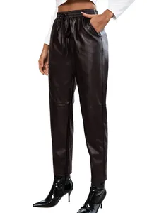 Détail du pantalon en similicuir marron foncé pour femme avec une taille élastique.