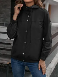 Detailansicht der schwarzen Damen-Windjacke mit Kapuze und silbernen Druckknöpfen