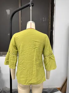 Vista posteriore di un top casual in cotone e lino verde lime con pizzo sulle maniche