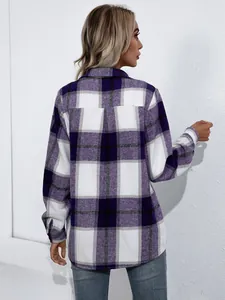 Vista trasera detallada de una chaqueta de franela a cuadros para mujer lila