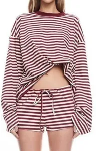 Nahaufnahme von burgunderrotem gestreiftem Langarm-T-Shirt und Shorts Set mit Kordelzug