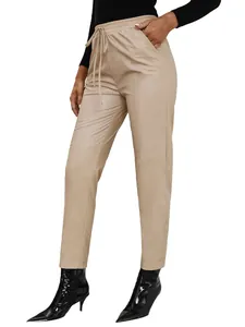 Détail d'un pantalon beige en similicuir à taille haute et cordon.