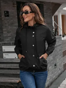 Detaillierte Außenansicht einer schwarzen Kapuzen-Regenjacke und Windjacke für Damen