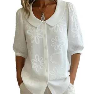 Chemisier blanc brodé de fleurs avec col Claudine et style vintage décontracté