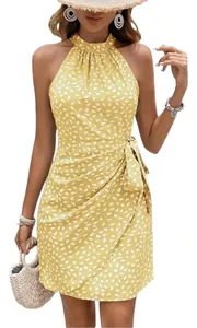 Vestito corto giallo a fiori con scollo all'americana e cintura a fiocco in vita