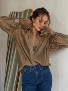 Elegante blusa de satén bronce con mangas farol y un cuello de solapa de estilo clásico