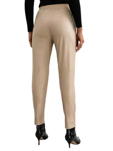 Vue arrière de qualité du pantalon en similicuir beige pour femme avec taille élastique