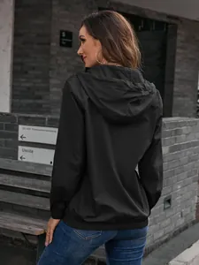Rückansicht der schwarzen Damen-Regenjacke mit Kapuze für Outdoor-Wanderungen und Windschutz
