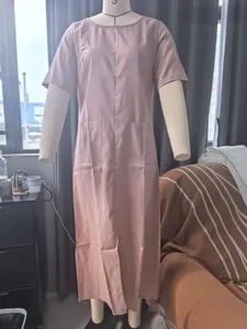 Vista dettagliata di un abito lungo in cotone e lino color malva con tasche su manichino